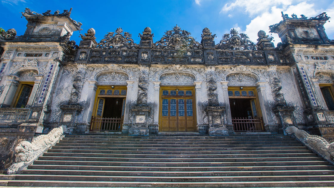 https://image.vietnam.travel/sites/default/files/2021-05/Hue%20tombs%20inside%20guide-2.jpg?v=1774594977